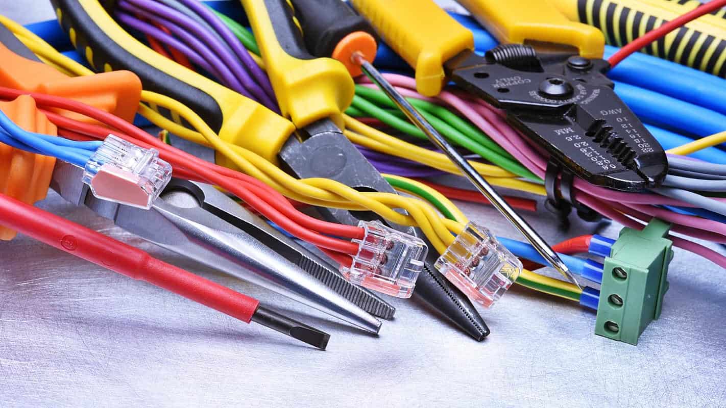 Acil elektrik arızasına müdahale eden elektrikçi